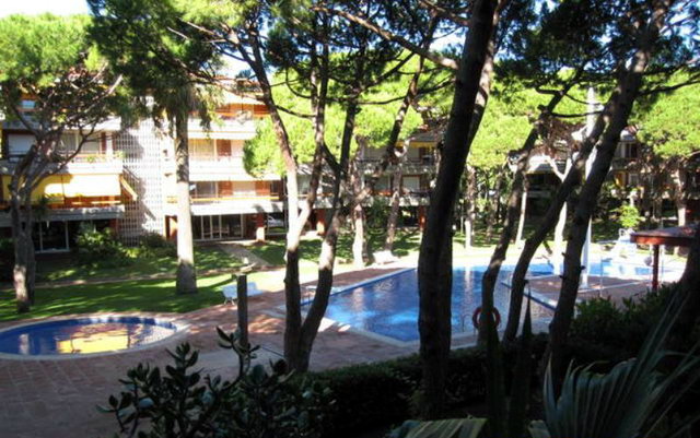 Imagen de la zona de las piscinas de la comunidad LAS MARINAS de Gav&agrave; Mar